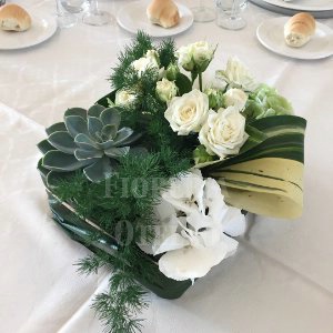 Composizione centrotavola con fiori