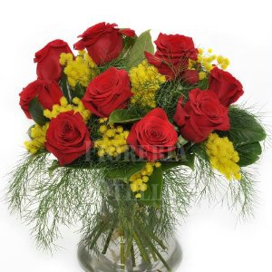 Bouquet di rose rosse con mimosa